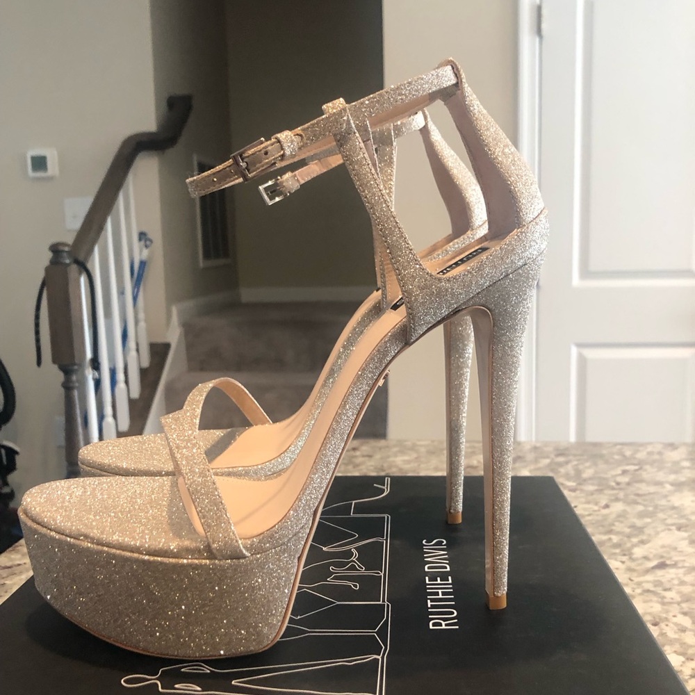 Ruthie Davis  Champagne Glitter Sandal! Size 42, in my opinion fits a Size 10!